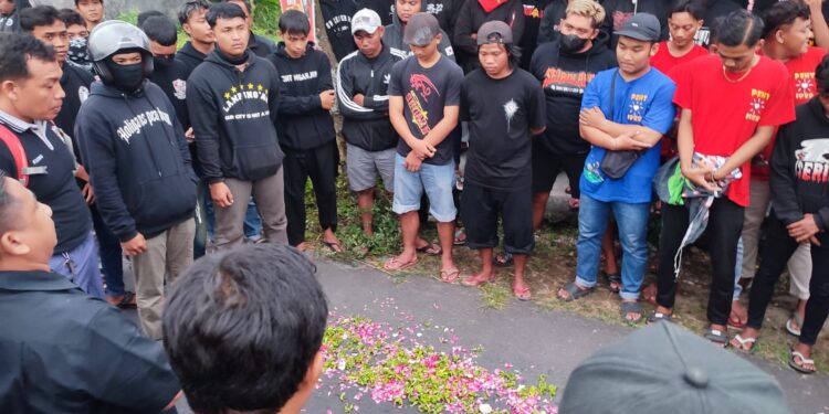 Tuntut Keadilan dan Transparansi Penegak Hukum, Ratusan Anggota PSHT Gelar Aksi Tabur Bunga dan Doa Bersama.