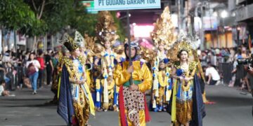 Usung Semangat Panji – Sekartaji PT Gudang Garam Tampil Memukau Dalam Apeksi Nite Carnival 2025