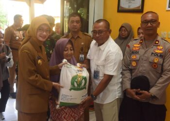 Wali Kota Kediri Dan Bulog Salurkan Bantuan Pangan Cadangan Beras Kepada Warga