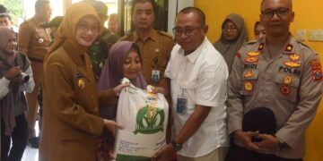 Wali Kota Kediri Dan Bulog Salurkan Bantuan Pangan Cadangan Beras Kepada Warga