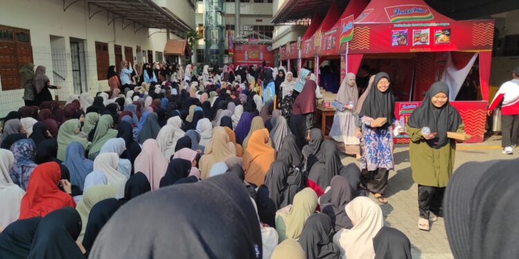 Dukung Program Pemerintah, Pondok Wali Barokah Kediri dan Indofood gelar sarapan sehat gratis