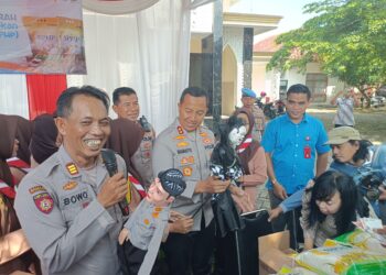 Unik, Kapolsek Plemahan hibur warga yang antre beras murah dengan memainkan wayang golek