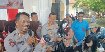 Unik, Kapolsek Plemahan hibur warga yang antre beras murah dengan memainkan wayang golek