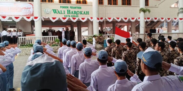 Ribuan santri Ponpes Wali Barokah Kediri gelar upacara HUT RI dan siap berkontribusi untuk Bangsa​