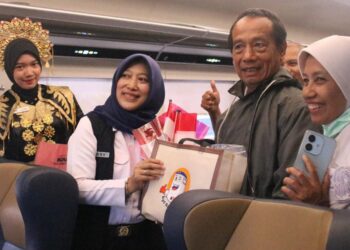 KAI Daop 7 Madiun Ajak Pelanggan Rayakan HUT ke-80 RI di Stasiun dan di Atas Kereta Api