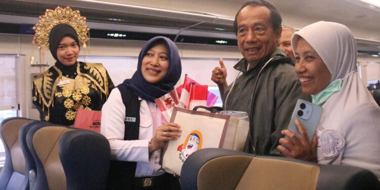 KAI Daop 7 Madiun Ajak Pelanggan Rayakan HUT ke-80 RI di Stasiun dan di Atas Kereta Api