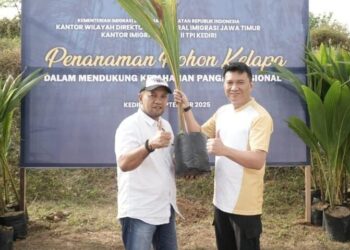 Dukung Ketahanan Pangan, Imigrasi Kediri Lakukan Penanaman Pohon Kelapa