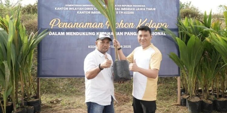 Dukung Ketahanan Pangan, Imigrasi Kediri Lakukan Penanaman Pohon Kelapa