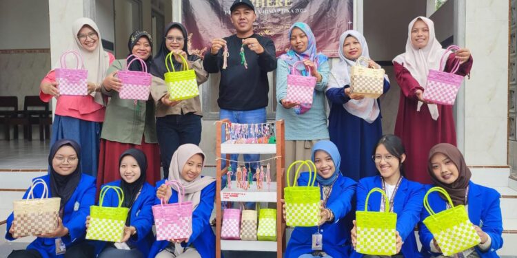 Mahasiswa UNP Kediri Hidupkan Ekonomi Dan Budaya Desa Manggis Lewat Program 8 Pojok