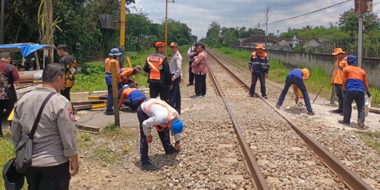 Tingkatkan Kecepatan KA, KAI Daop 7 Madiun Jaga Keselamatan dan Keamanan Dengan Normalisasi dan Peningkatan Jalur KA