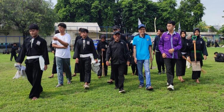 Momentum Sumpah Pemuda, Ratusan Warga SH Terate Kota Kediri Bhakti Sosial Bersihkan Lingkungan