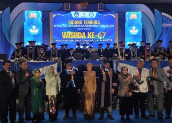 Anak Penjahit Raih IPK Sempurna 4.00 di Wisuda UNP Kediri, Simak Kunci Suksesnya​