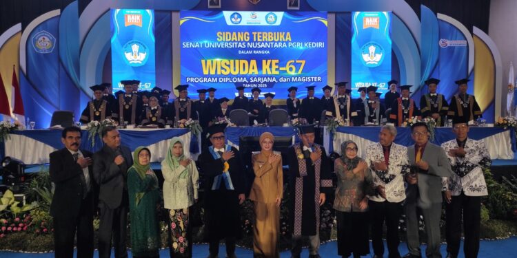 Anak Penjahit Raih IPK Sempurna 4.00 di Wisuda UNP Kediri, Simak Kunci Suksesnya​