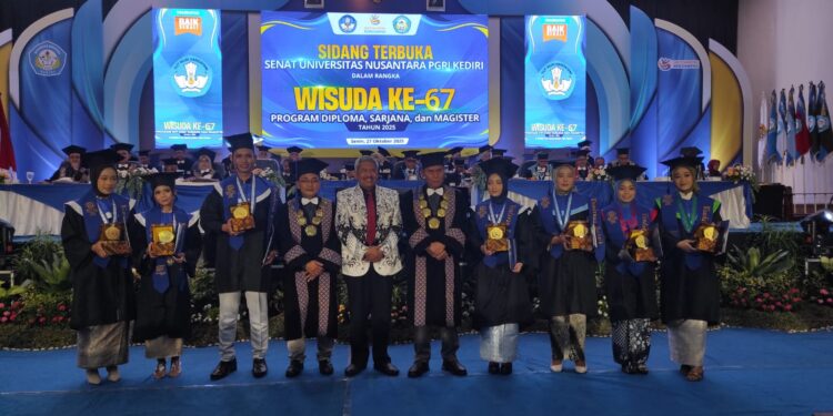Mahasiswa UNP Inna Fatahna Raih IPK Sempurna, UNP Kediri Lepas 1.406 Wisudawan di Wisuda ke-67