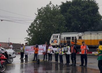 Peringati Hari Pahlawan, KAI Daop 7 Madiun Gandeng Railfans Sosialisasikan Keselamatan Perjalanan KA di Perlintasan Sebidang