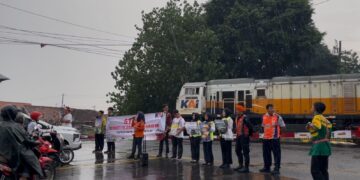 Peringati Hari Pahlawan, KAI Daop 7 Madiun Gandeng Railfans Sosialisasikan Keselamatan Perjalanan KA di Perlintasan Sebidang