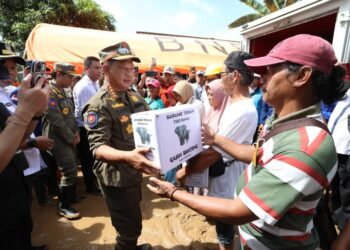 Menteri Dalam Negeri Tinjau Korban Longsor Di Majenang