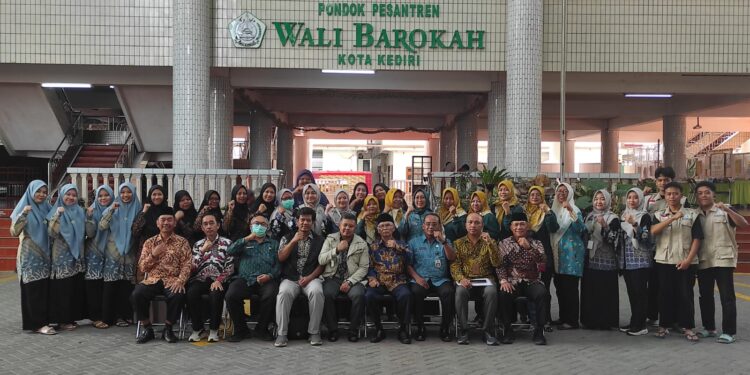 Tinjau Langsung Program di Ponpes Wali Barokah, Setwapres Apresiasi Penurunan Stunting Kota Kediri
