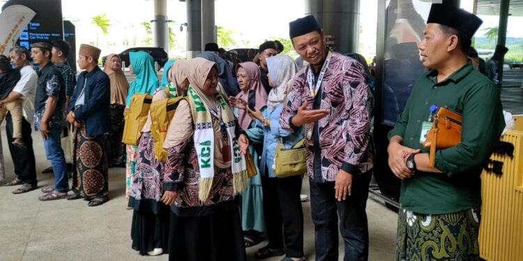 Perdana, Bandara Dhoho Kediri Berangkatkan Puluhan Jamaah Umroh Blitar Dan Kediri Ke Tanah Suci