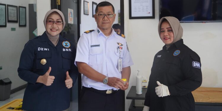 Jelang Nataru, KAI Daop 7 Madiun Dan BNN Gelar Tes Narkoba Acak