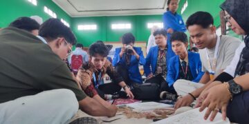 Kolaborasi UNP Kediri Dengan UTP Malaysia Angkat Citra Batik dan Wayang Kulit Kelurahan Dermo