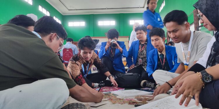 Kolaborasi UNP Kediri Dengan UTP Malaysia Angkat Citra Batik dan Wayang Kulit Kelurahan Dermo