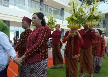 Moment Hari Ibu, Puluhan Pasangan Pengantin Ikuti Kediri Ngunduh Mantu Di SLG Kediri