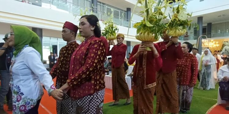 Moment Hari Ibu, Puluhan Pasangan Pengantin Ikuti Kediri Ngunduh Mantu Di SLG Kediri