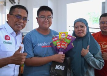 Peringati Hari Ibu, KAI Daop 7 Madiun Gelar Sapa Pelanggan di Stasiun Madiun
