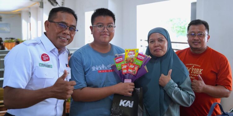 Peringati Hari Ibu, KAI Daop 7 Madiun Gelar Sapa Pelanggan di Stasiun Madiun