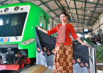 Rayakan Hari Ibu dan Dukung UMKM dalam Angkutan Nataru, KAI Daop 7 Madiun Gelar Fashion Batik dan Bazar di Stasiun Madiun