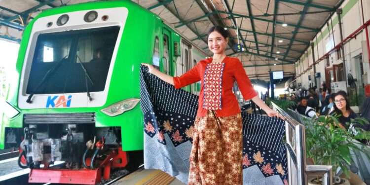 Rayakan Hari Ibu dan Dukung UMKM dalam Angkutan Nataru, KAI Daop 7 Madiun Gelar Fashion Batik dan Bazar di Stasiun Madiun