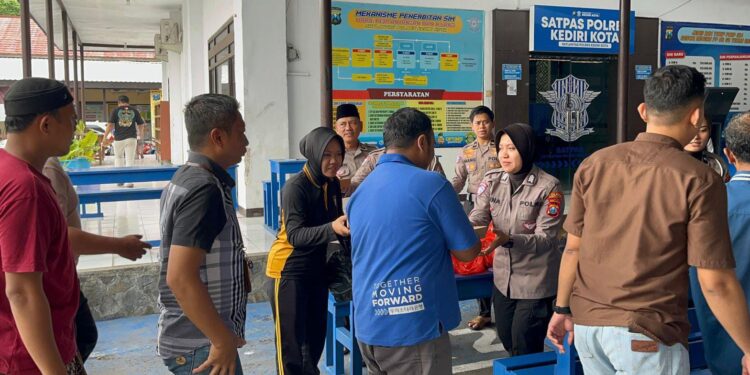 Satlantas Polres Kediri Kota Gelar Jumat Berkah Di Masjid Sabilal Muhtadin, Ini Tujuannya