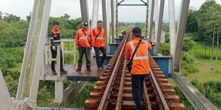 Mitigasi Gangguan dan Pasca Pencurian Prasarana, Daop 7 Madiun Intensifkan Pemeriksaan Jalur Kereta Api