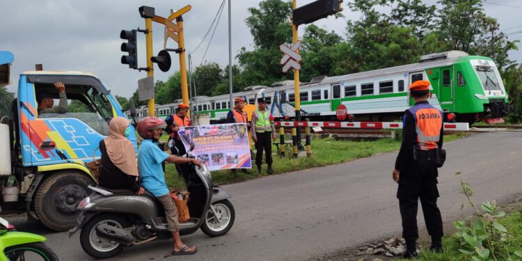 Tekan Kecelakaan, KAI Daop 7 Madiun Lakukan 115 Sosialisasi Keselamatan