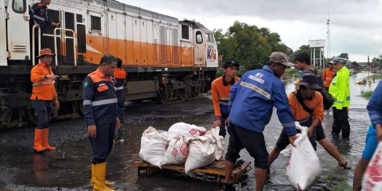 Genangan Air di Pekalongan–Sragi, Pastikan Seluruh KAJJ Daop 7 Madiun Tetap Tepat Waktu