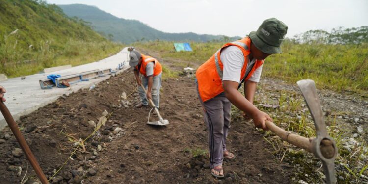 Mas Dhito Instruksikan Pembangunan Jalan Menuju Kawah Gunung Kelud Dilanjutkan