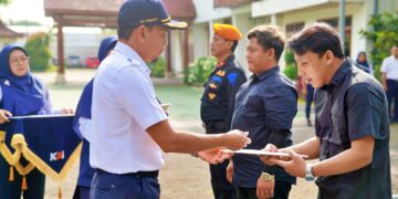 Gagalkan Pencurian Baut Penambat Bantalan Rel KAI Daop 7 Madiun Beri Penghargaan Kepada Warga Blitar