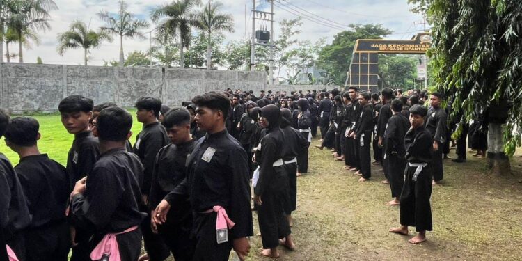 Jelang Ramadan, Ratusan Siswa PSHT Cabang Kota Kediri Gelar Bakti Sosial di Dua Lokasi