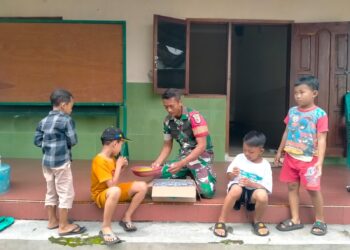 Momen Sederhana di Posko TMMD ke-127, Satgas TNI dan Anak-anak Desa Gadungan Berbaur Akrab