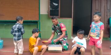 Momen Sederhana di Posko TMMD ke-127, Satgas TNI dan Anak-anak Desa Gadungan Berbaur Akrab