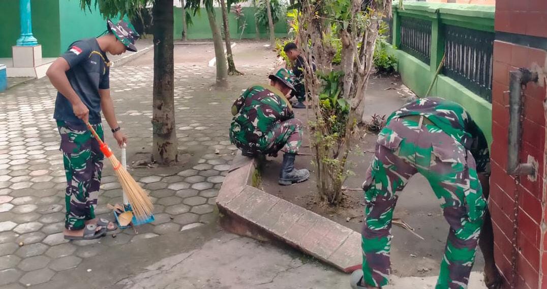 Jelang Ramadhan Perdana 2026, Satgas TMMD ke-127 Bersihkan Sekolah dan Masjid di Desa Gadungan