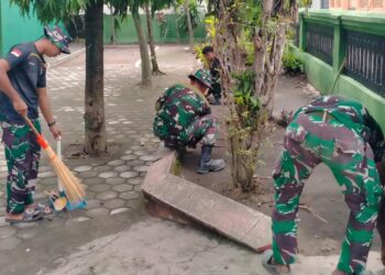 Jelang Ramadhan Perdana 2026, Satgas TMMD ke-127 Bersihkan Sekolah dan Masjid di Desa Gadungan