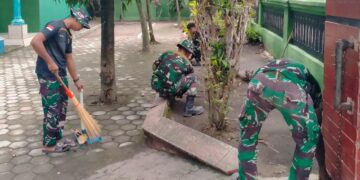 Jelang Ramadhan Perdana 2026, Satgas TMMD ke-127 Bersihkan Sekolah dan Masjid di Desa Gadungan