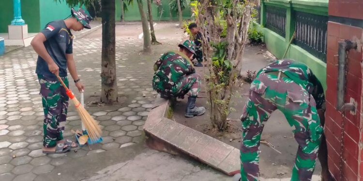 Jelang Ramadhan Perdana 2026, Satgas TMMD ke-127 Bersihkan Sekolah dan Masjid di Desa Gadungan