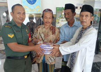 Koramil 02/Pesantren Bagi 400 Mushaf Al Qur’an di 15 kelurahan di Wilayah Binaan di Bulan Ramadhan