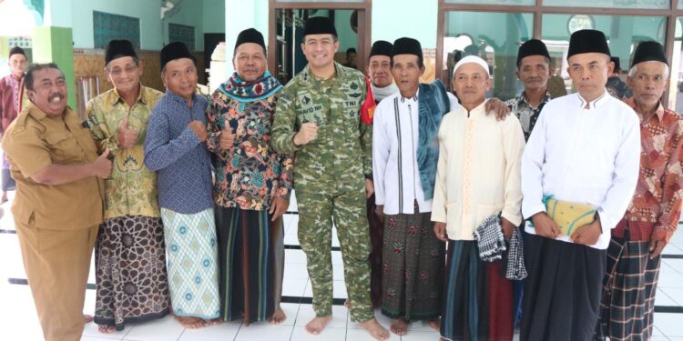 Dandim 0809 Kediri Jadi Khotib Jumat Di Tengah Pelaksanaan TMMD di Desa Gadungan