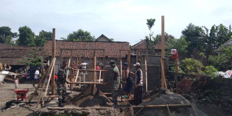 TMMD Kodim Kediri ke-127, Lakukan Bedah Rumah Sumiin Yang Tidak Layak Huni