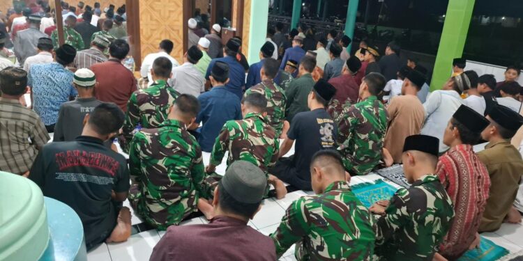 Menilik Ramadhan di TMMD Kediri: Satgas dan Warga Gadungan Tarawih Bersama