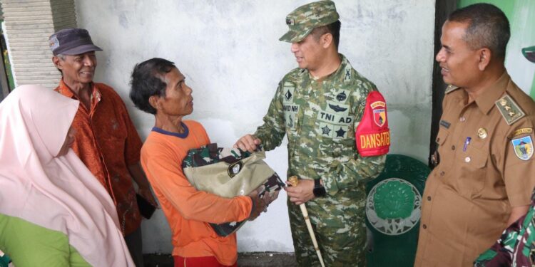 Dansatgas TMMD ke-127 Serahkan Paket Sembako kepada Penerima Rutilahu di Kediri